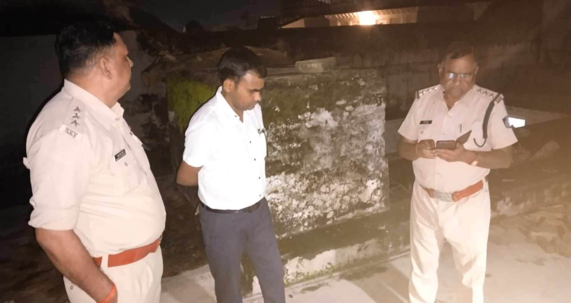 जांच करती पुलिस