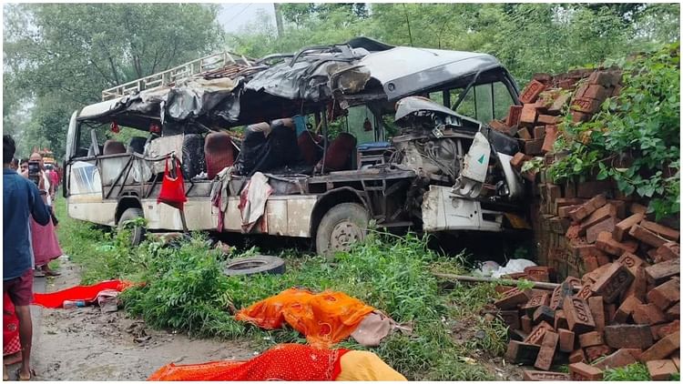 Jharkhand: चालक को झपकी आई, ट्रक से टकराई, फिर पत्थर पर चढ़कर ईंटों के ढेर में घुसी बस; देवघर हादसे की कहानी