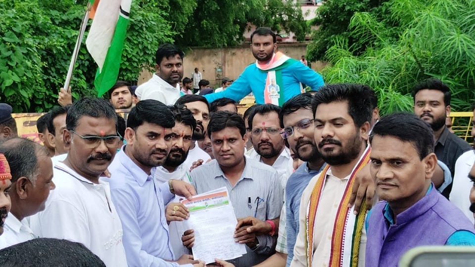 Congress gheraoed the registrar office raised slogans burnt the effigy of Finance Minister Choudhary  in Kabi