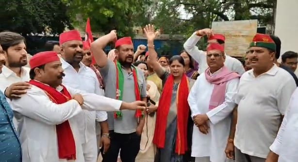 Banda Anger over comments on MP Dimple Yadav SP Mahila Sabha protests submits memorandum to SP