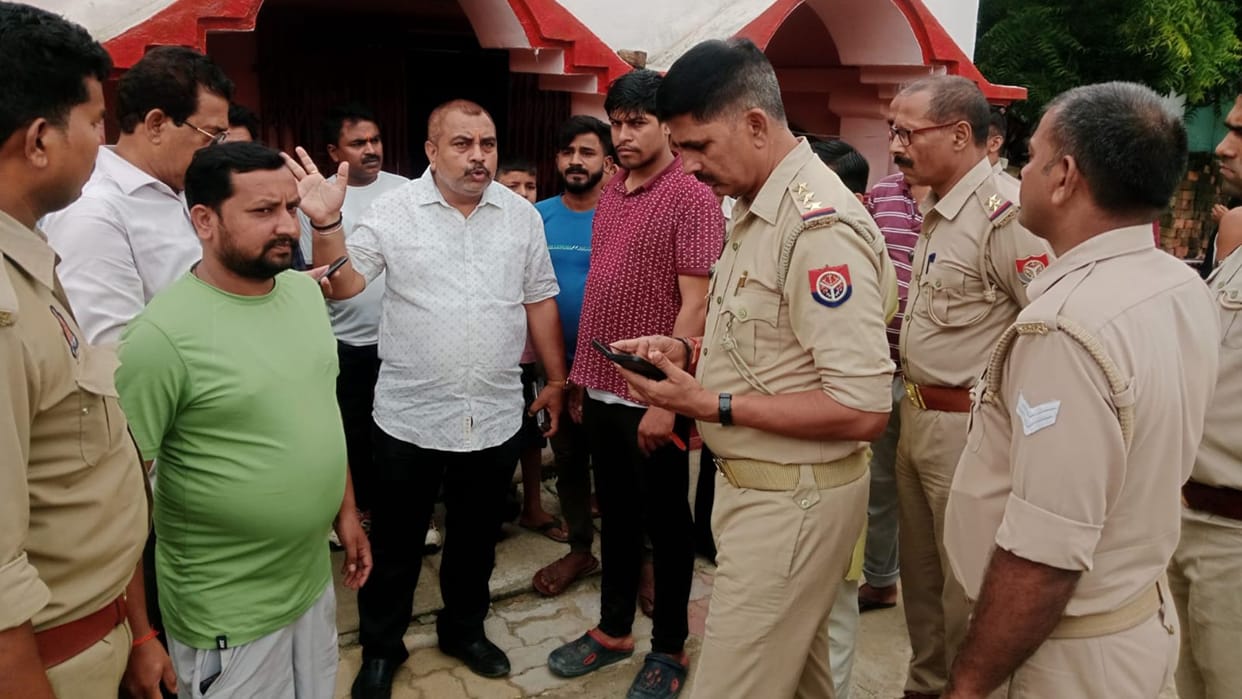 Vandalism in Shiv-Hanuman temple in Sonbhadra idol broken theft in shop in sonbhadra