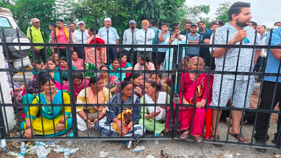 Villagers created a ruckus at the polling booth in Jaipur Khema alleging fake voting