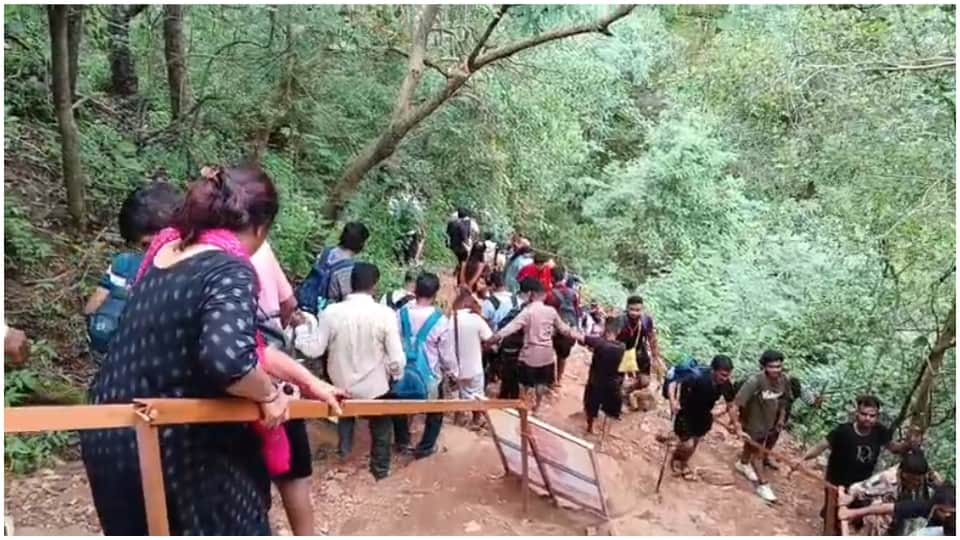 Nag Panchami 2025 Over 5 Lakh Devotees Reach Nagdwar Cave After Climbing 7 Hills Amid Rain
