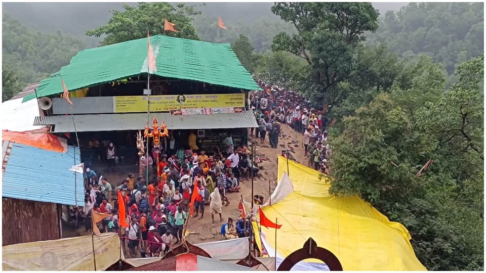 Nag Panchami 2025 Over 5 Lakh Devotees Reach Nagdwar Cave After Climbing 7 Hills Amid Rain