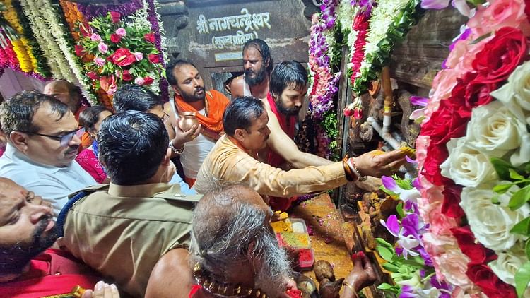Ujjain: खुल गए श्री नागचंद्रेश्वर मंदिर के पट, त्रिकाल पूजा शुरू; कुछ देर बाद आम श्रद्धालु कर सकेंगे दर्शन