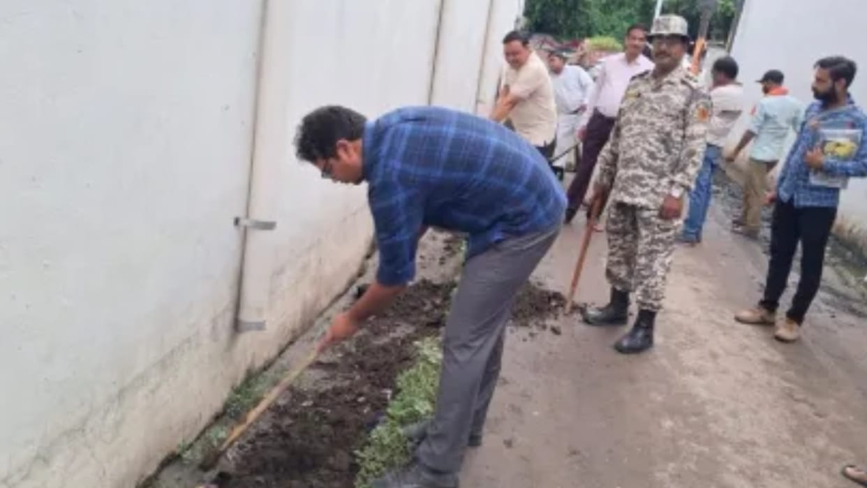 Municipal Commissioner himself cleaned the drains using a shovel in Bareilly