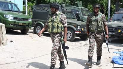 श्रीनगर के बाहरी इलाके में तैनात सुरक्षाबल।