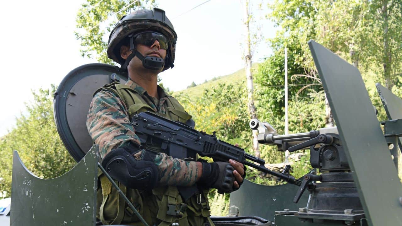 ऑपरेशन महादेव के दौरान श्रीनगर के बाहरी इलाके में मुठभेड़ स्थल के पास तैनात सुरक्षाबल।