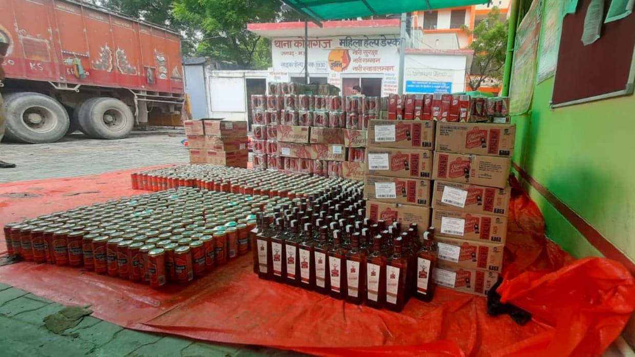 Mau police arrested Three smugglers with consignment of liquor smuggled to Bihar