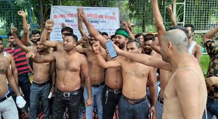 Jharkhand: 108 एंबुलेंस कर्मचारी संघ का अर्धनग्न प्रदर्शन, स्थायी नौकरी सहित कई मांगों को लेकर आंदोलन