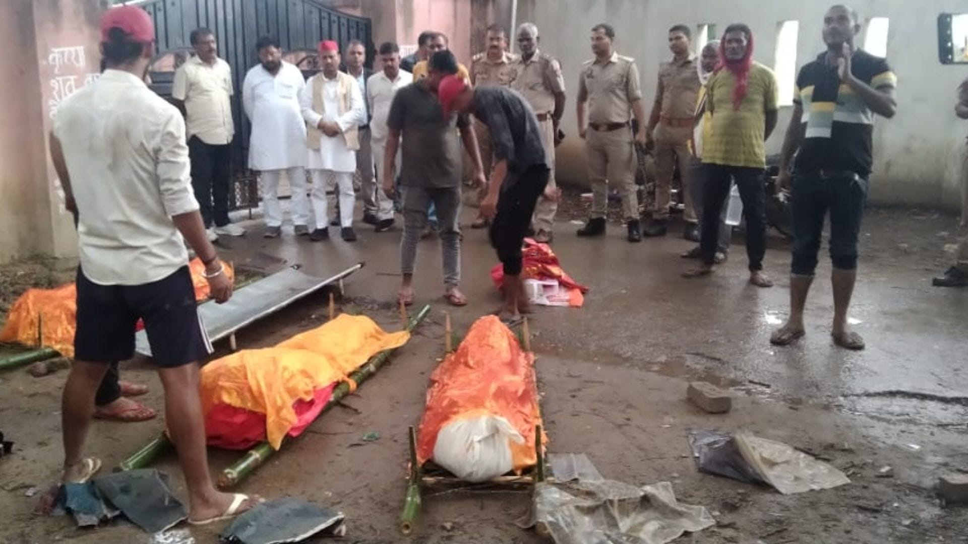 Ghazipur Triple Murder: father murdered by stabbing him nine time sister seven time and mother three time