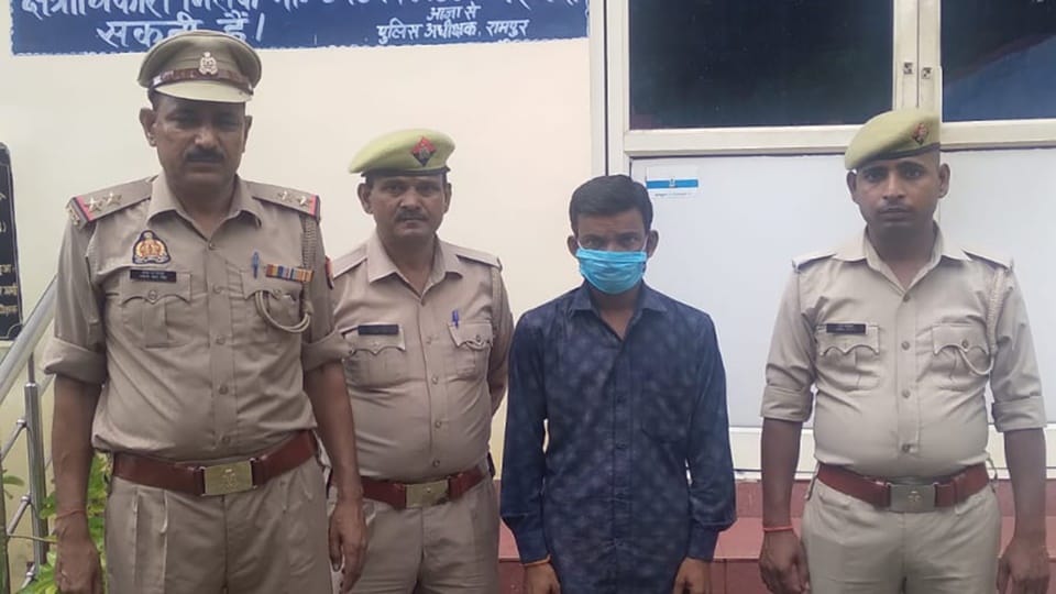 Policemen's uniforms torn in Rampur, villagers chased and beat them, government vehicle vandalized