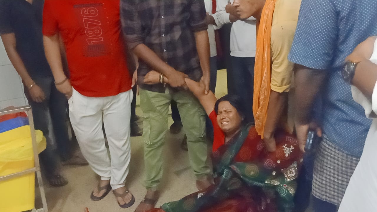 रोते बिलखते परिजन