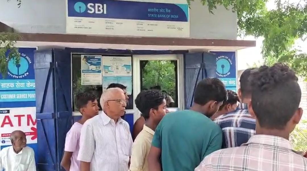 Bihar News: CSP center in Muzaffarpur robbed in broad daylight and brother held hostage