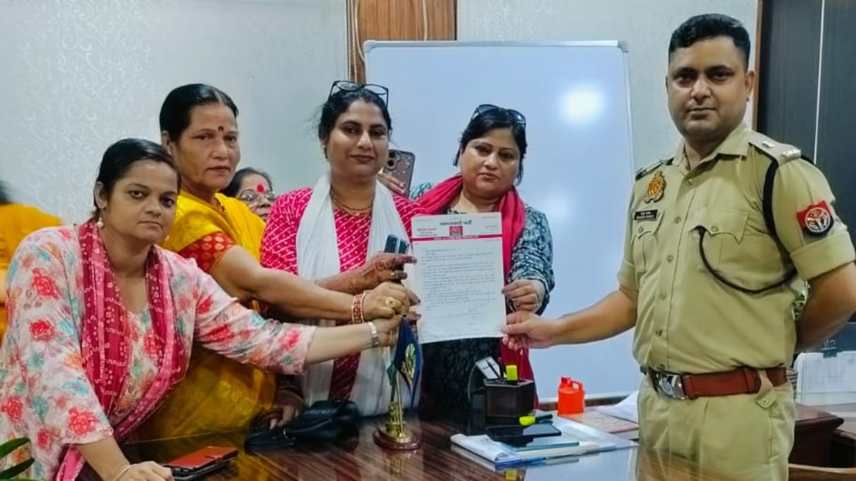 SP workers protest against indecent comment on MP Dimple Yadav in Bareilly