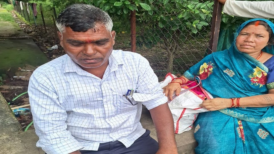 Couple dies in a tragic road accident man dragged by truck for one kilometer in Balrampur Ramanujganj