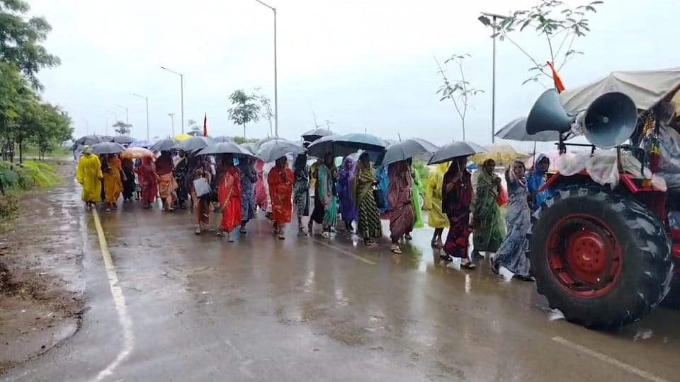 Converted OBC families demanded Christian cemetery thousands of people came out on the streets in Balod