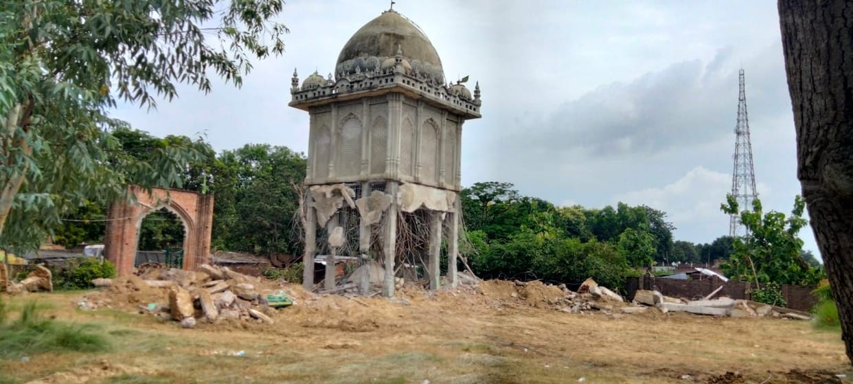 UP: Bulldozers roared at Haishah's tomb in Shravasti, illegal encroachment was demolished