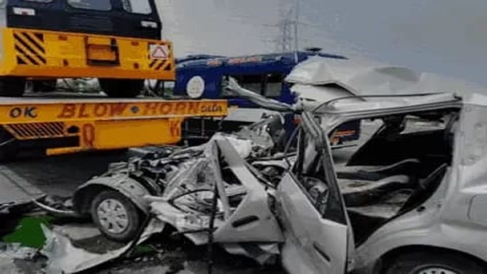 Meerut: Two businessmen of Meerut died in an accident on KGP Expressway, the bottle fell under the brake