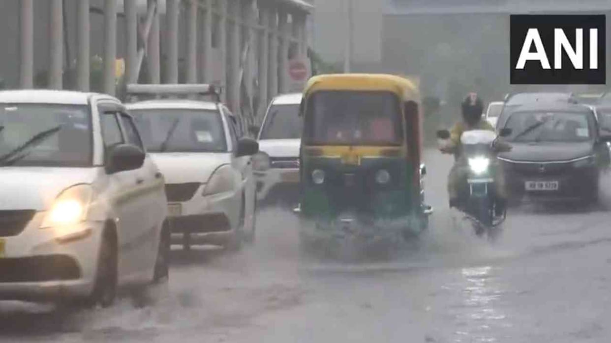 Delhi Traffic Jam Waterlogging in many places due to heavy rain