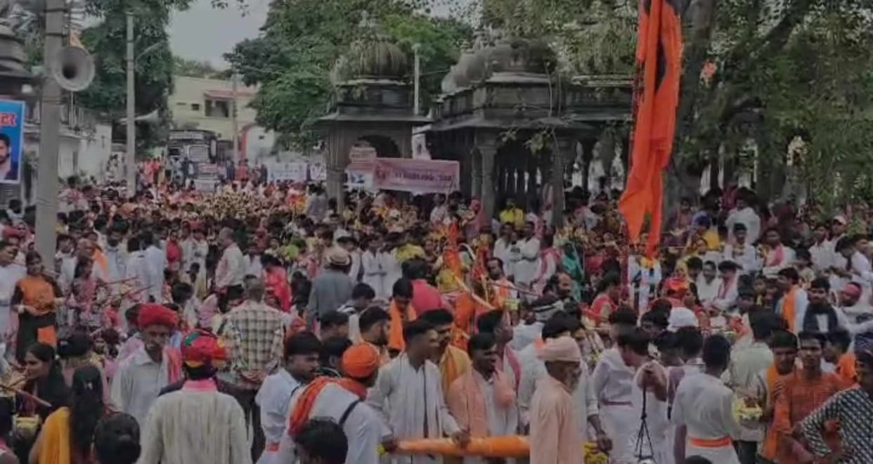 Udaipur grand Kavad Yatra took place Shiva devotees reached Ubhayeshwar Mahadev temple with Ganga water