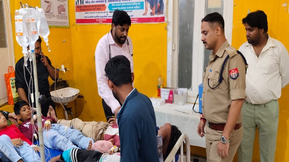 Bijnor: 'Poisonous chaat' sent 40 villagers to hospital, children said - Papa, I am having a lot of stomach
