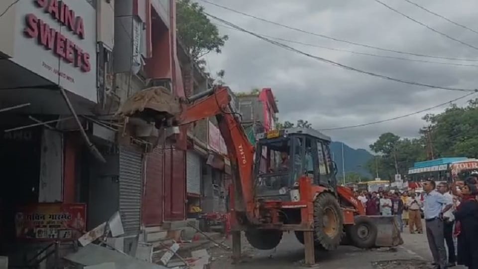administration and municipal corporation demolished eight shops built illegally in Kathgodam
