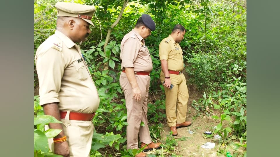 Woman brutally murdered in Fatehpur Woman half naked body found in bushes private parts damaged