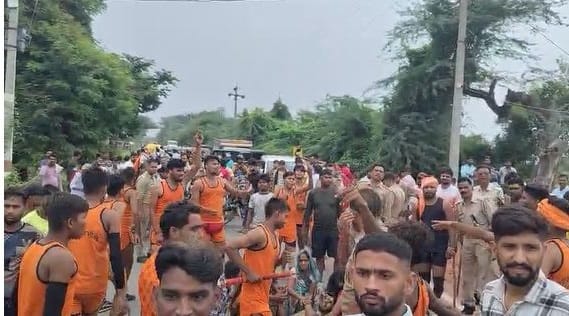 fight broke out between Kanwariyas and van driver in shikohabad causing ruckus and jam on road