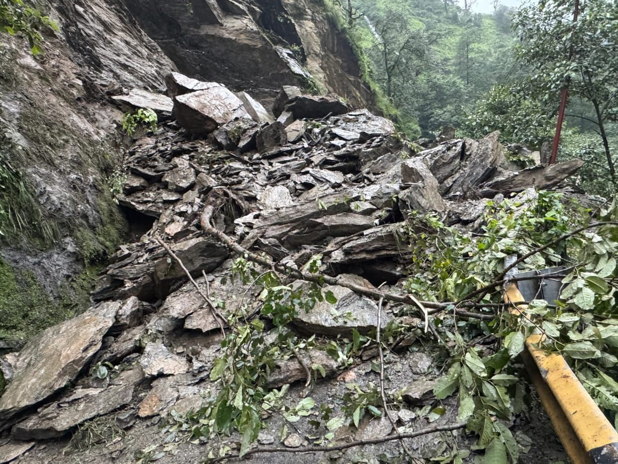 Rudraprayag-Gaurikund Highway Road closed near Munkatiya due to rock collapse