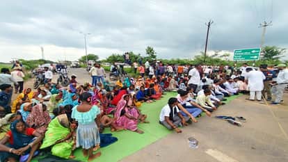 There is no road and drain in the village villagers are tired of giving applications in Kabirdham