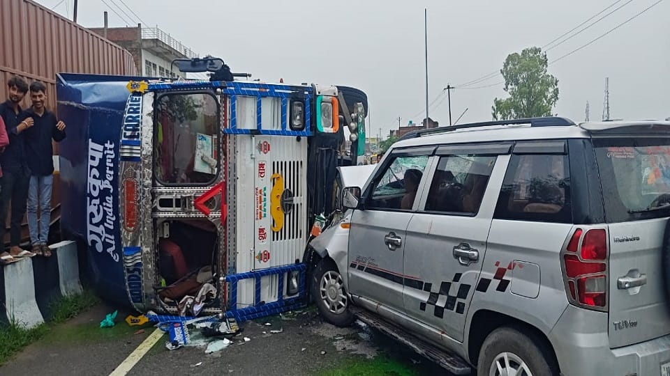 Seven people injured in collision between truck and car at kishni in mainpuri