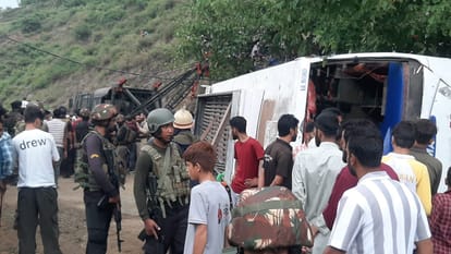 Major accident in Handwara: One teacher died, 49 injured