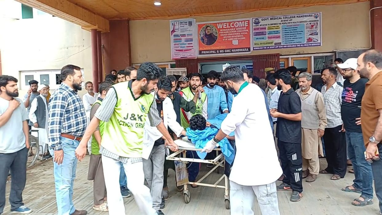 Major accident in Handwara: One teacher died, 49 injured