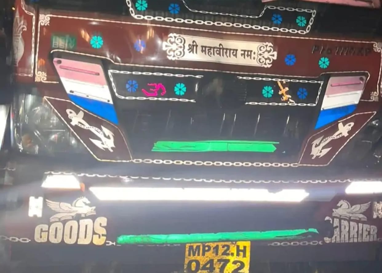 Indore:A mini truck hit Kanwadis in Choral near Indore, one dead, five injured