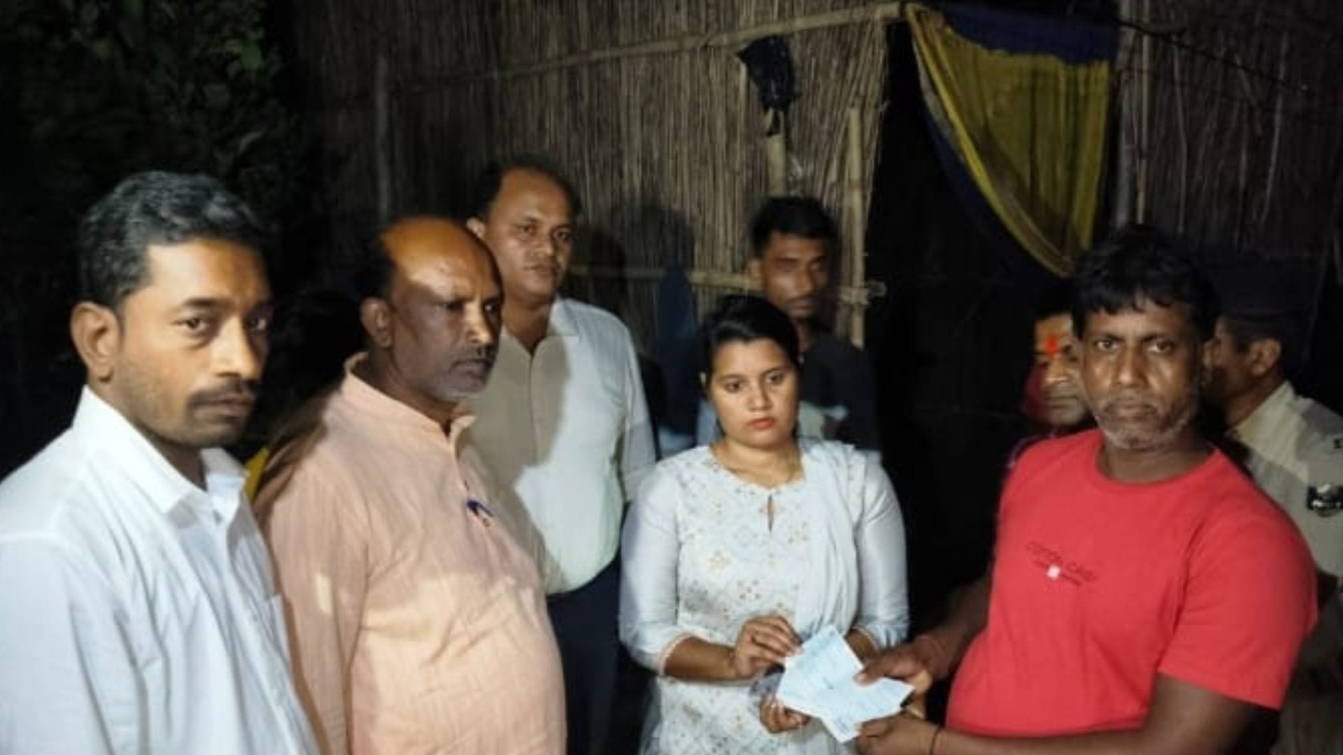 जिलाधिकारी के आदेश पर मुआवजा राशि प्रदान की गई