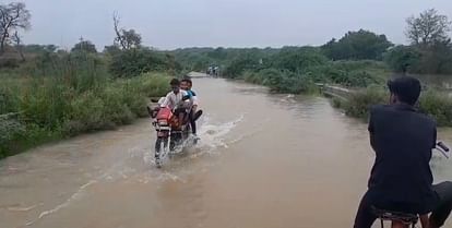 Jalaun Yamuna reached danger mark alert in villages people are going to safe places administration is alert