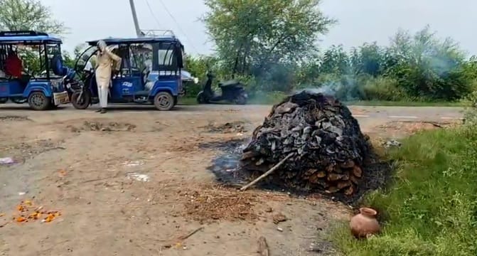Jalaun Due to lack of cremation ground cremation took place on the road the villagers said no hearing was done