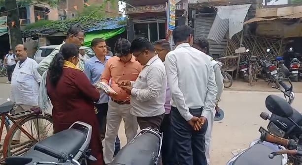 Kanpur building was being constructed at intersection people said is illegal PWD and revenue are investigating