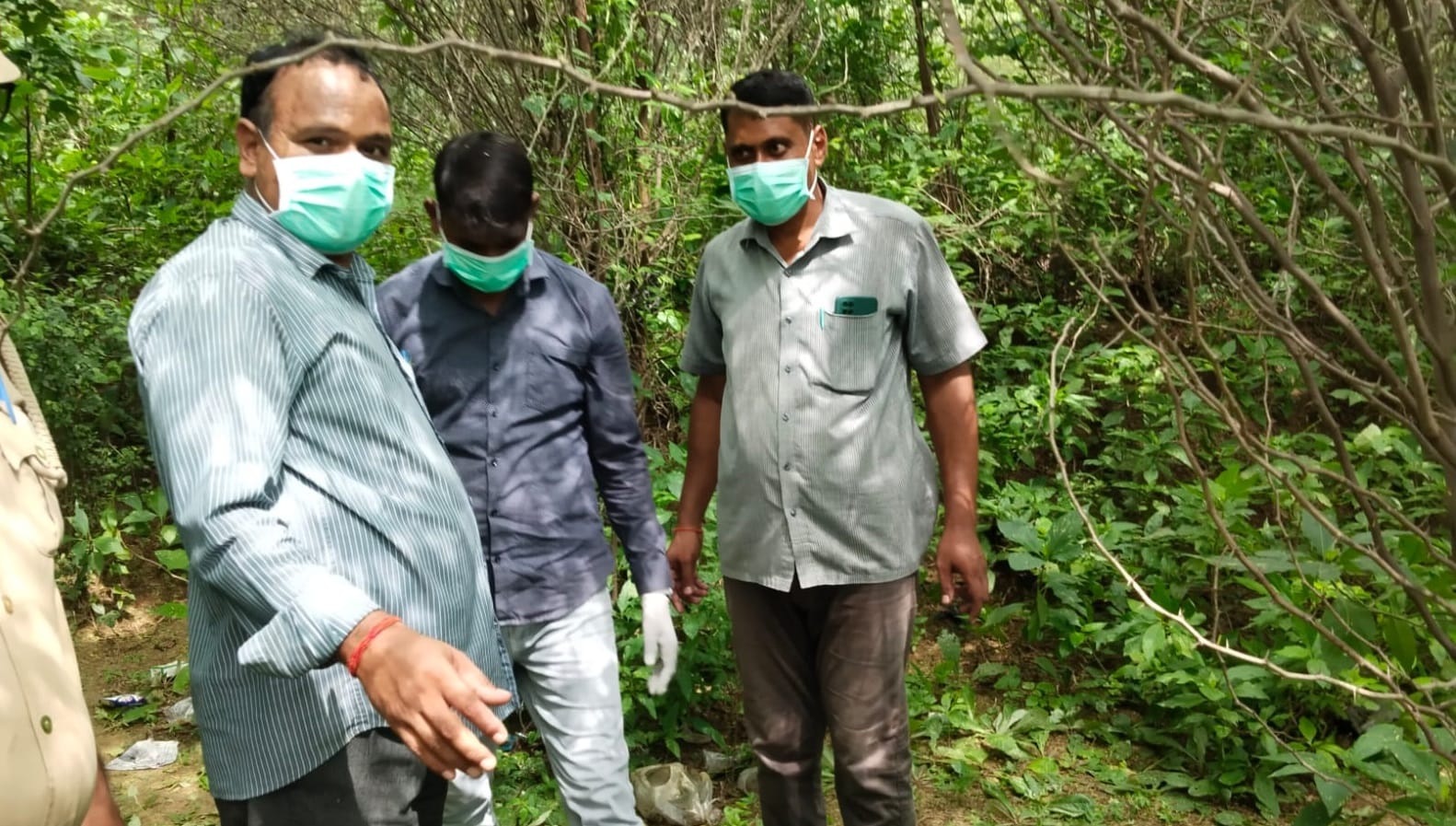 Woman brutally murdered in Fatehpur Woman half naked body found in bushes private parts damaged