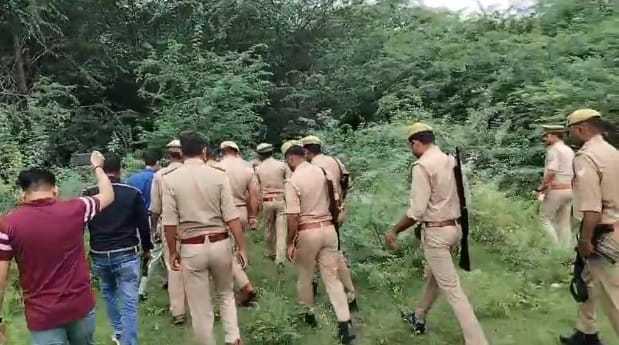 Woman brutally murdered in Fatehpur Woman half naked body found in bushes private parts damaged