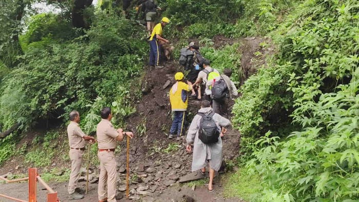 Kedarnath Yatra NDRF SDRF rescued devotees stranded on Kedarnath Yatra walking route