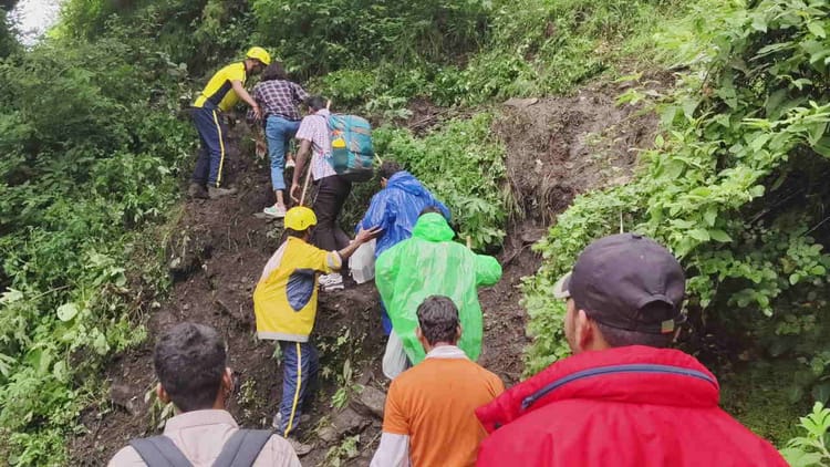 Rudraprayag: सोनप्रयाग-गौरीकुंड पैदल मार्ग पर हुआ भारी भूस्खलन, केदारनाथ यात्रा पर तीन दिन के लिए लगा ब्रेक