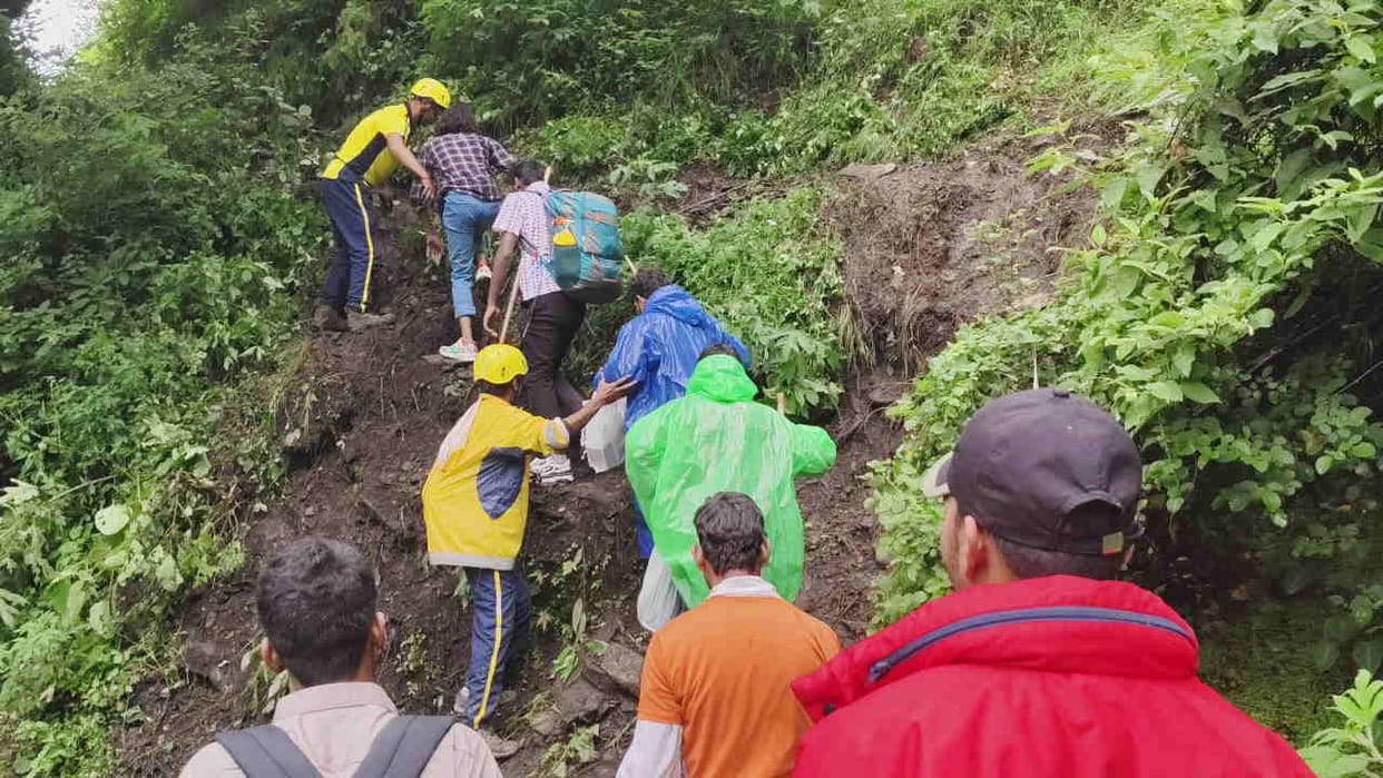 Landslide on Sonprayag Gaurikund road Kedarnath Yatra stopped Uttarakhand News in hindi