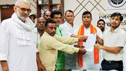 खोदाई जारी रखने के लिए डीएम से मिले ग्रामीण, साैंपा पत्रक।