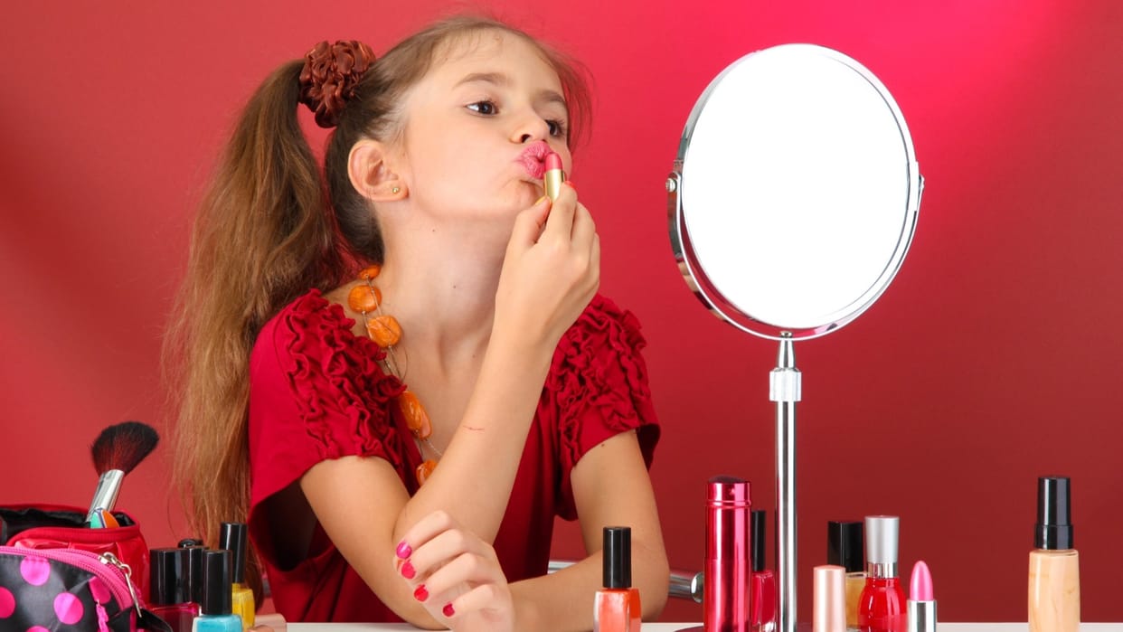 Lipstick For Kids Is It Safe to Apply Lipstick on Little Girls Know Details in Hindi