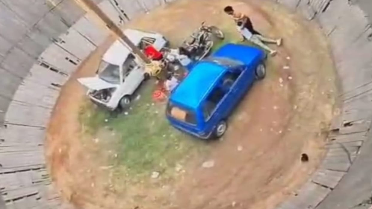 Accident while riding a bike in a well of death in Maharajganj, young man fell down and got injured