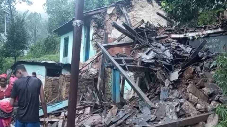 Three people including a couple were injured when the roof of a house collapsed in bageshwar