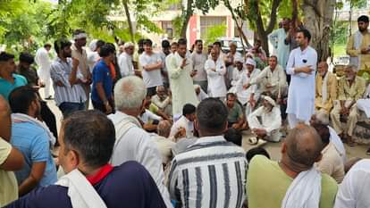 निगम कार्यालय के बाहर एकत्रित ग्रामीण