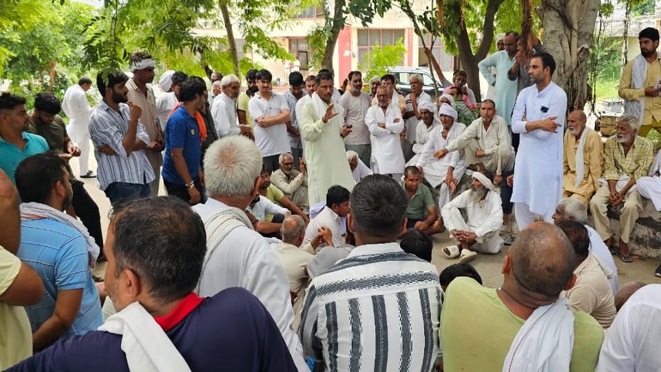 Villagers attacked electricity employees team in Badli